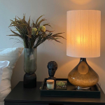 Teksturert stein bordlampe ved nattbordet