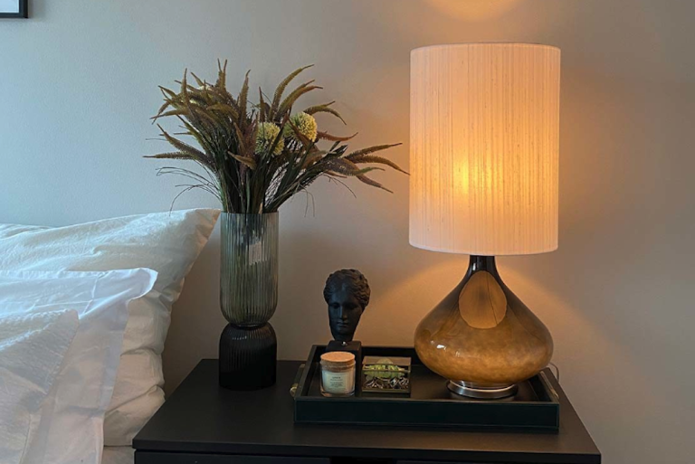 Teksturert stein bordlampe ved nattbordet