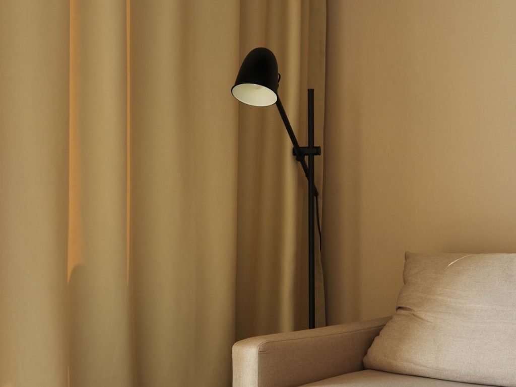 Photo remote control floor lamp